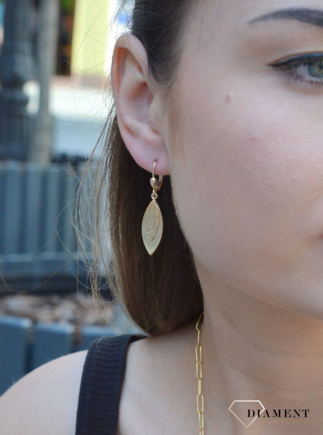 Złote kolczyki 333 wiszące zdobione blaszki KL 5753A 333. Złote kolczyki 333 wiszące zdobione blaszki. Piękne złote kolczyki z zapięciem angielskim bigiel w kształcie blaszki wykonanej z żółtego złota, któr.jpg